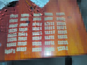 Vier vas weens dwelms