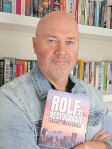 Inwoner van Sandbaai in Hermanus stel sy debuutroman bekend