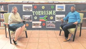 Biblioteek vier Toerismemaand