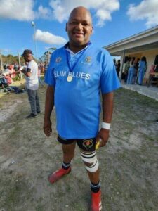 Bespiegelinge dat liggaam in water dalk die van vermiste man is