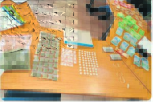 Drie in hof nadat polisie dwelms, geld kry