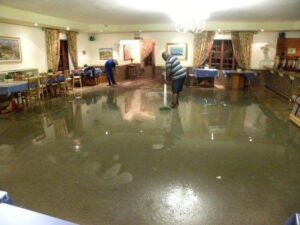 Tehuis in Kleinmond loop deur onder wolkbreuk