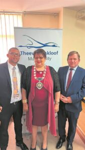 TWK met die rug teen die muur