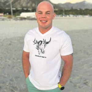 Drie in hof ná dood van jong man by Rotary Way in Hermanus