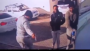 Borgtog toegestaan aan twee mans wat van Hawston-moorde aangekla is