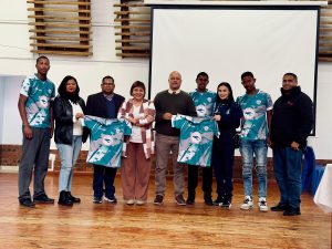 Hawston-skole vind baat by skenking van sportklere vir onlangse sporttoer