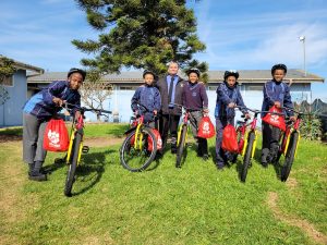 Leerders van Swartberg Primêr in Caledon kry fietse