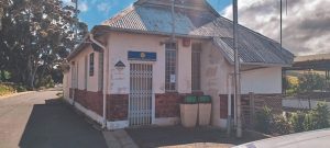 Botrivier-polisiekantoor se deure bly volgens inwoners toe