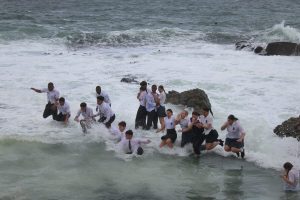 Matrieks van Hoërskool Hermanus spring in die see as deel van tradisie