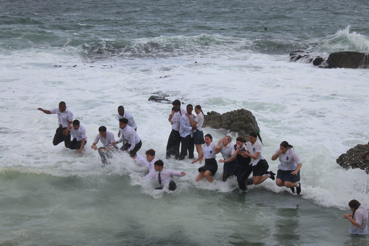 Matrieks van Hoërskool Hermanus spring in die see as deel van tradisie