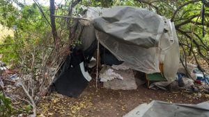 Meld plakkers en onwettige strukture in die Overberg gou aan