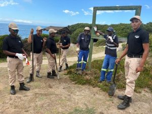 Saam hou belangegroepe die Cliff Path skoon en sit nuwe kennisgewingsborde op