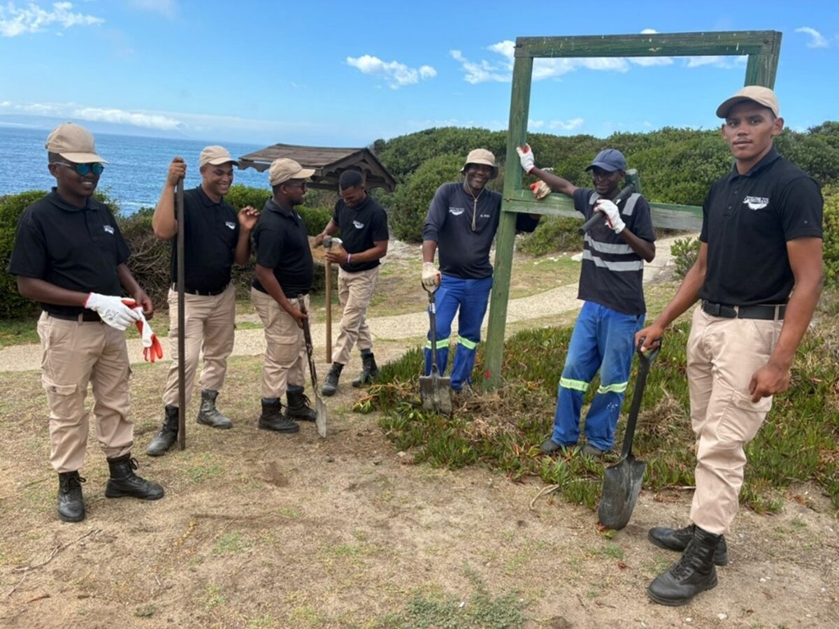 Saam hou belangegroepe die Cliff Path skoon en sit nuwe kennisgewingsborde op