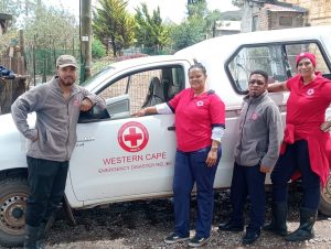 Mense van Greyton vat hande om vloedslagoffers te help