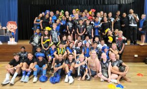 Klein Ovies pronk met modeparade van herwinbare produkte