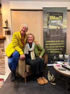 Irna van Zyl stel haar nuwe boek in Hermanus bekend