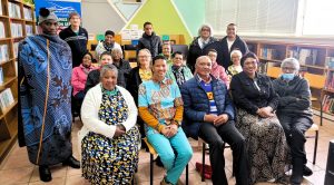 Lede van Oase-dienssentrum en inwoners van die Herberg in Caledon vier Afrikadag