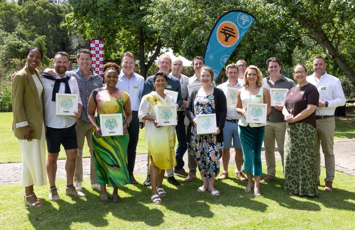 Die tien wenners van die 2026 FNB Sauvignon Blanc SA Top 10. (Foto: Bruce Tuck Photography)