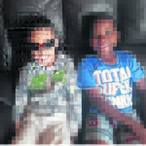 Twee blinde woelwaters kuier op Cradock