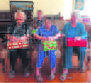 Huis Silwerjare se inwoners met Skoenbokse vir Kersfees bederf