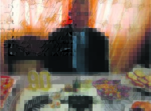 Goue oue van Hertzog vier 90ste verjaarsdag met All Blacks-koek