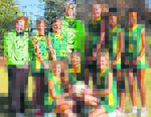 Karel Theron-netbalspan groet afrigter