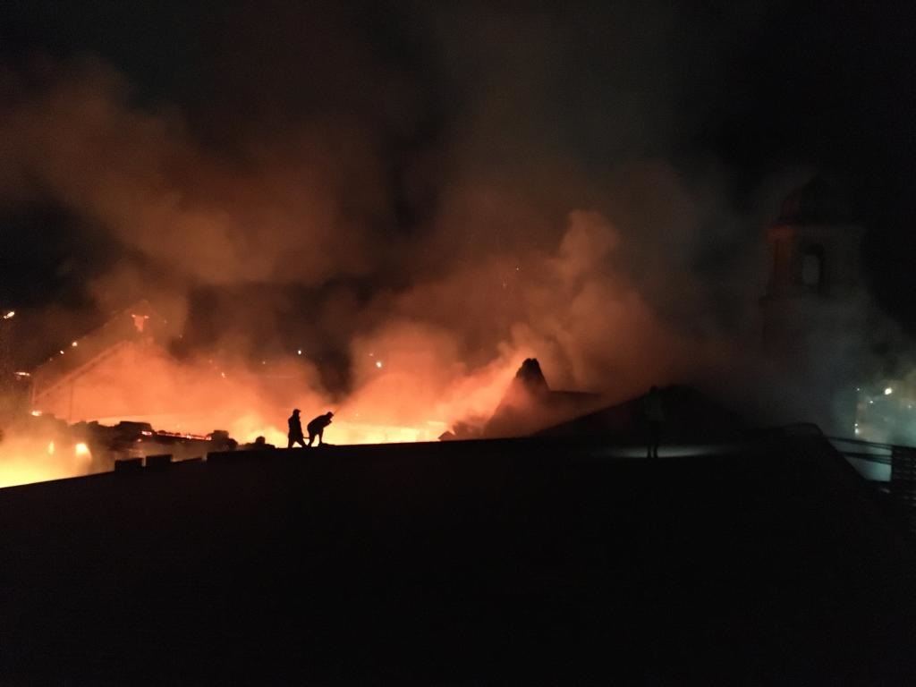 Lede van die GPF probeer die brand by die stadsaal