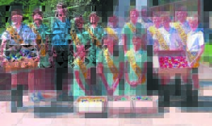 Karel Theron samel doppies in vir rolstoele