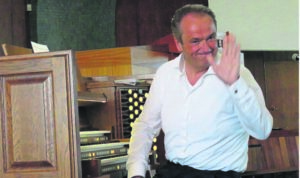 Wêreldbekende Mans speel orrel op Cradock