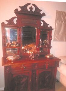 Skaars meubels pronk in Cradock-huis