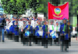 Jeugbrigade marsjeer en vier fees in Midros