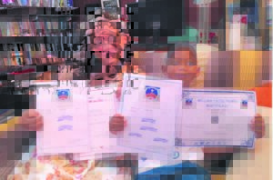 Sewejarige Jonker lees dat die vonke spat