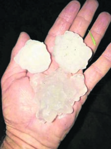 Reën en hael stort neer in Hofmeyr