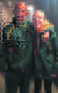 Adams hardloop saam met wêreldkampioen