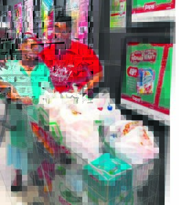 Pensioenaris oorstelp oor gratis Kersinkopies