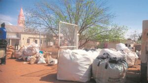 Boervrou organiseer eiehandig ‘n opruimingsaksie in Hofmeyr