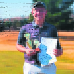 Hannes skitter op die gholfbaan