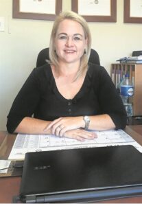 Suné vier 20ste jaar by makelaar