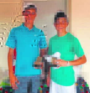 Tennisspelers wys hul staal tydens toernooi