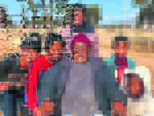 Lormar ondersteun Daantjie, sy windpompfamilie