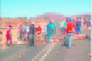 Steynsburg: Betogers beskadig R56-pad