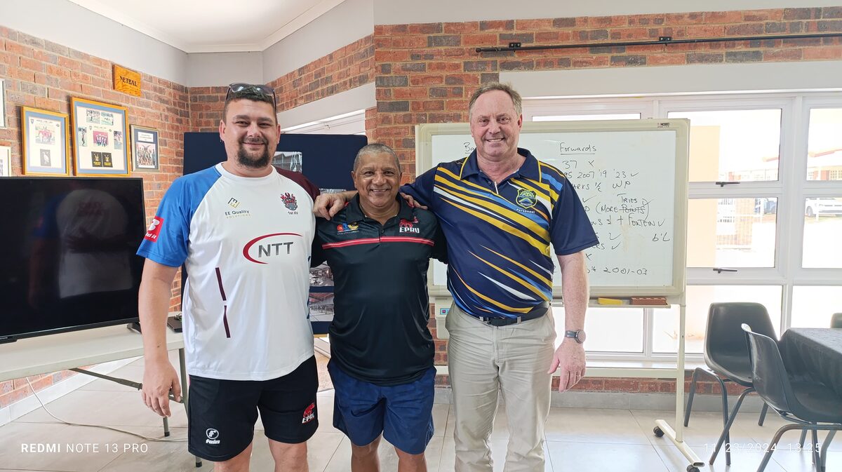 JD Esterhuizen (links) en Leon Welgemoed saam met die OP se SA Beker-afrigter, Allister Coetzee. FOTO: VERSKAF