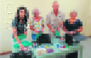 Helpende Hand deel skooltassies uit