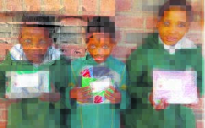 Schoombee wenners beloon vir teddiebeer-tekeninge