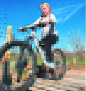 Eerste bergfiets en hindernis tussen Pekanbome deur