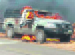 Bakkie brand uit, brandweerwa staan