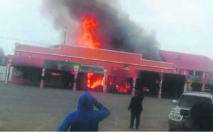 Brand lê Fort Beaufort-besigheidskompleks in puin