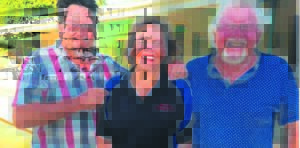 Familielede geniet rolbal saam