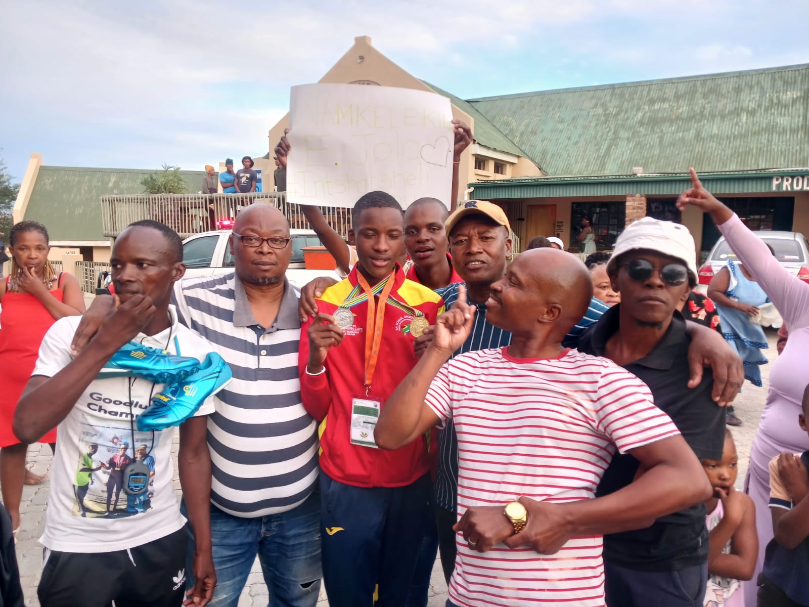 Baie inwoners van Jansenville wat om Endinako Jola staan ​​om hom te verwelkom.