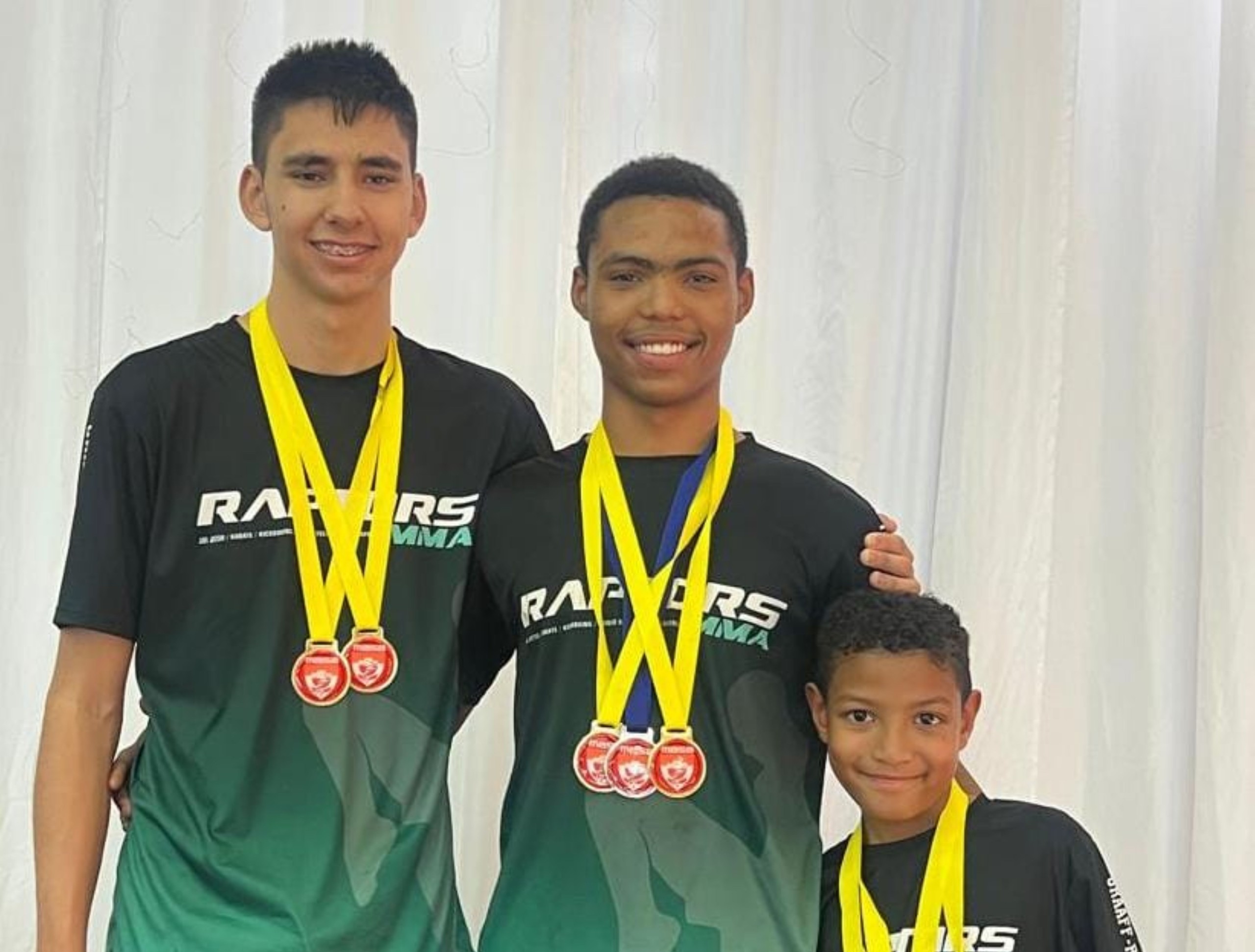 Renaldo van der Westhuizen, Reaglin Maarman en Jaqwan Ahmed spog met hul medaljes